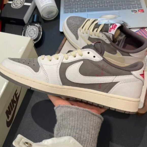 Jordan 1 Low OG x Travis Scott Reverse Mocha - Picture 4 of 9